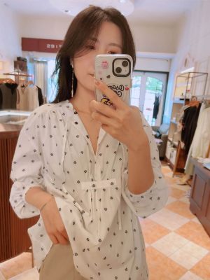 白色微V綁帶設計小印花輕柔上衣