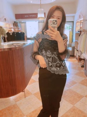 黑色刺繡透紗層次感上衣