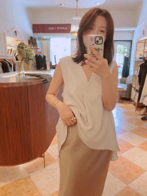 奶白色垂墜感V領無袖上衣