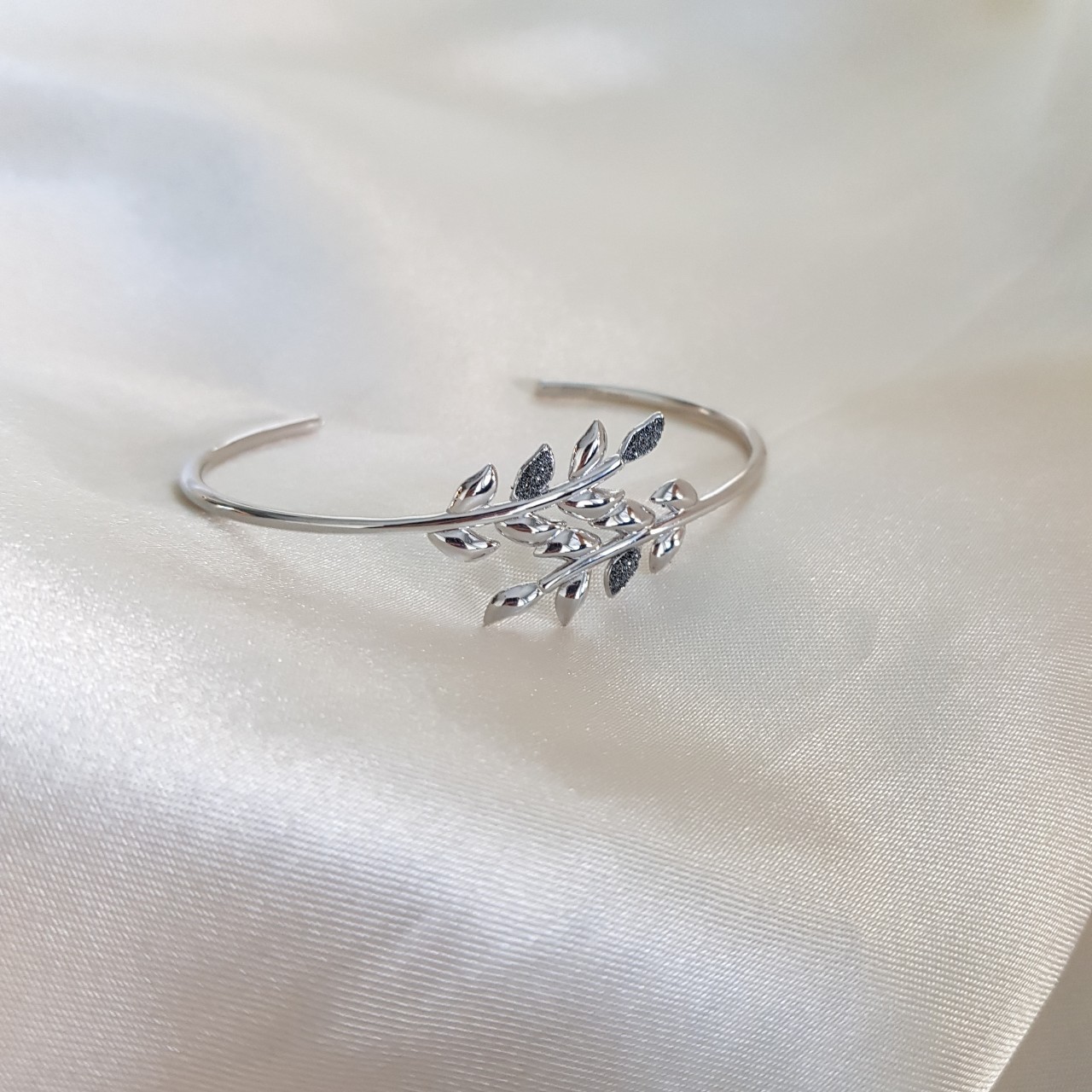Jolie Leaf – Accessories